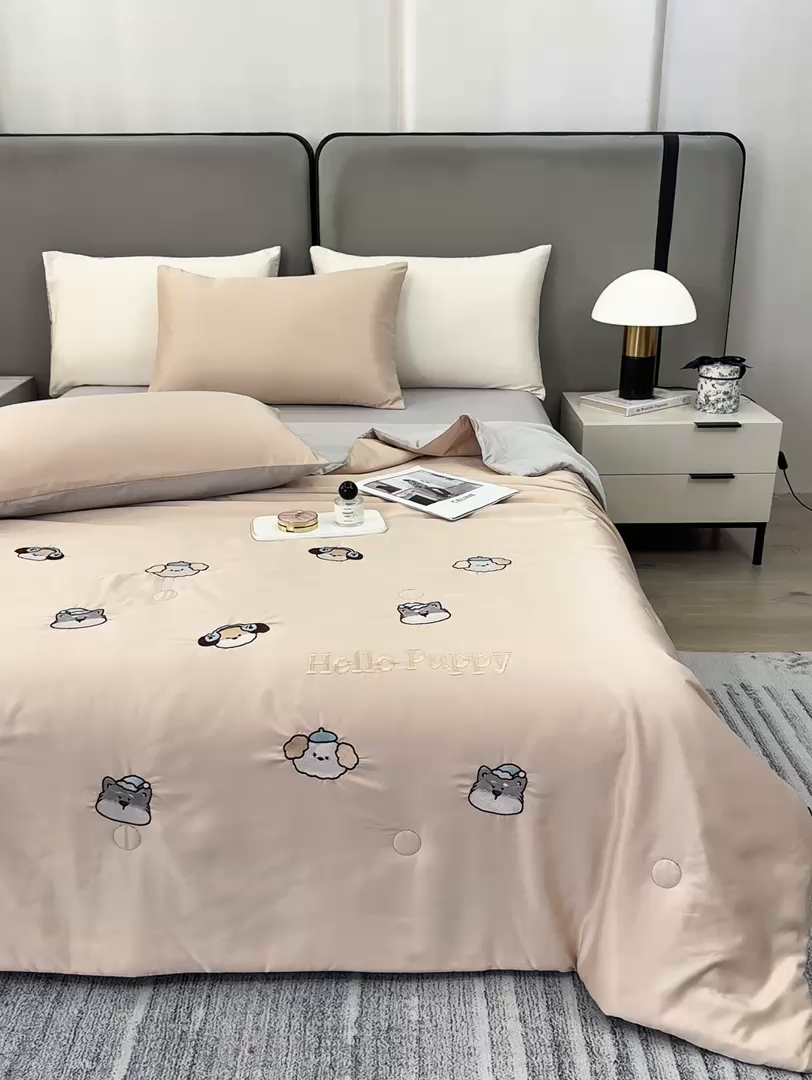 91家纺网 家纺一手货源 找家纺 欢乐季 2026新款A类水洗冰丝满版刺绣夏被夏凉被空调被四件套 狗狗-梧桐灰