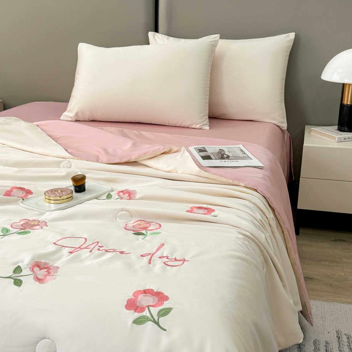 91家纺网 家纺一手货源 找家纺 欢乐季 2026新款A类水洗冰丝满版刺绣夏被夏凉被空调被四件套 花朵-奶白粉