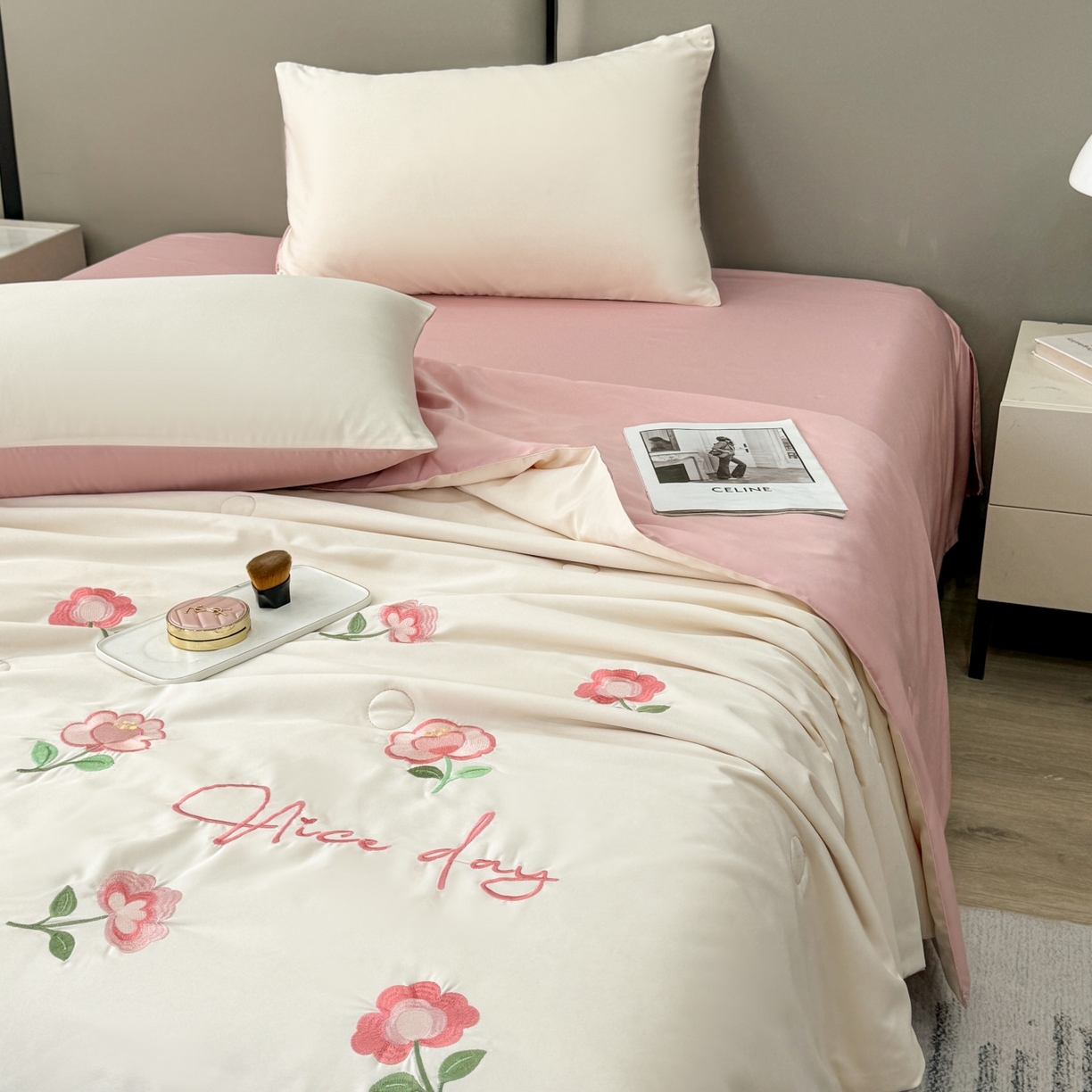 91家纺网 家纺一手货源 找家纺 欢乐季 2026新款A类水洗冰丝满版刺绣夏被夏凉被空调被四件套 花朵-奶白粉