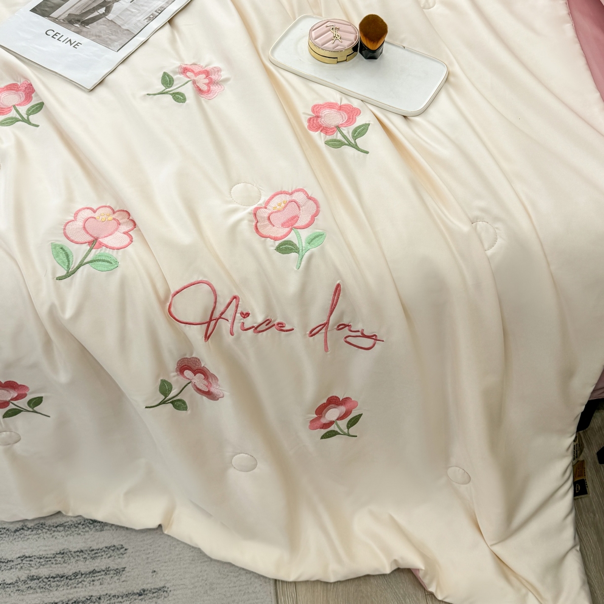 91家纺网 家纺一手货源 找家纺 欢乐季 2026新款A类水洗冰丝满版刺绣夏被夏凉被空调被四件套 花朵-奶白粉