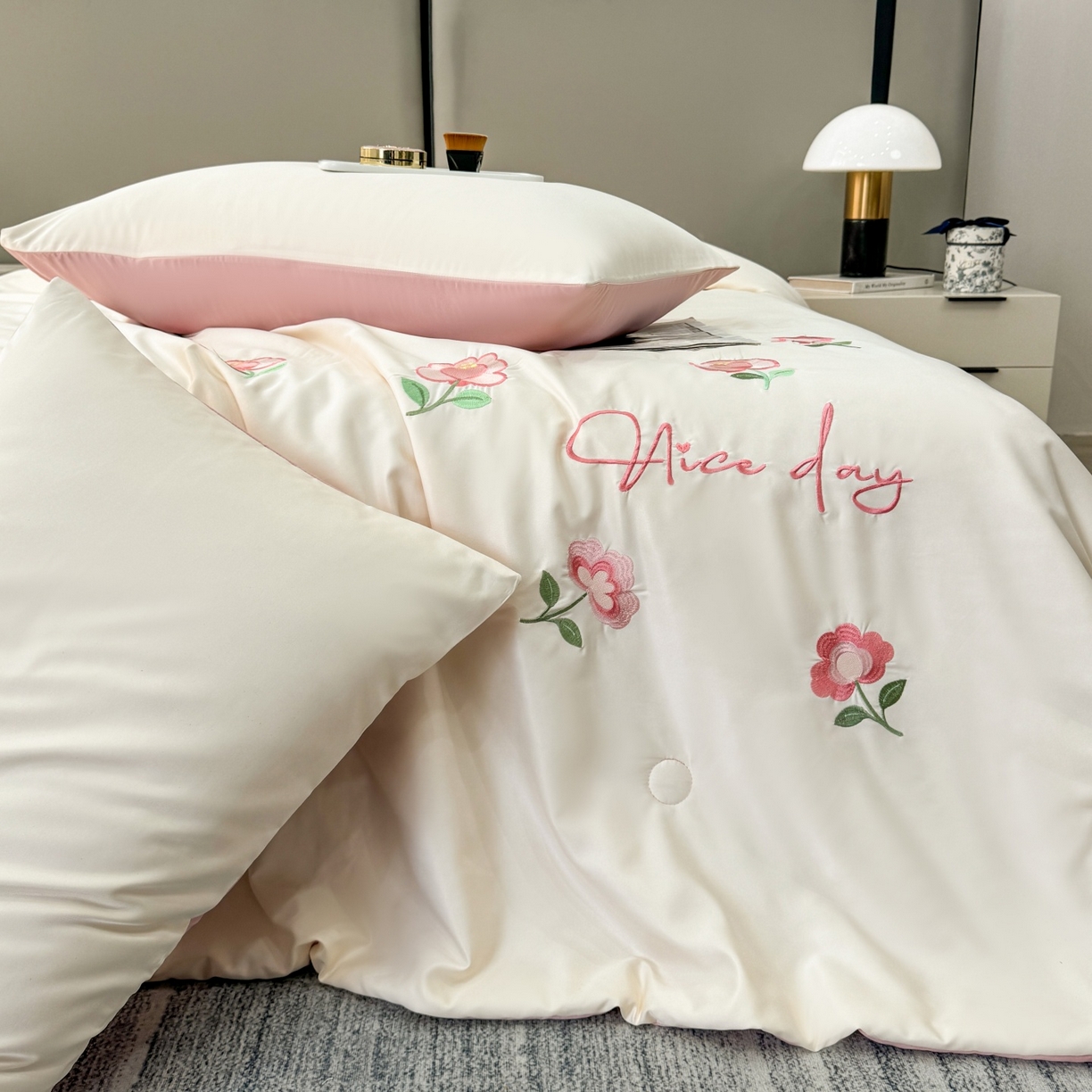 91家纺网 家纺一手货源 找家纺 欢乐季 2026新款A类水洗冰丝满版刺绣夏被夏凉被空调被四件套 花朵-奶白粉