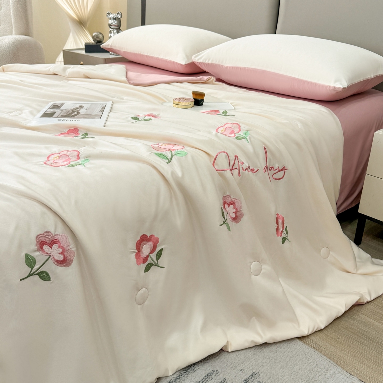 91家纺网 家纺一手货源 找家纺 欢乐季 2026新款A类水洗冰丝满版刺绣夏被夏凉被空调被四件套 花朵-奶白粉