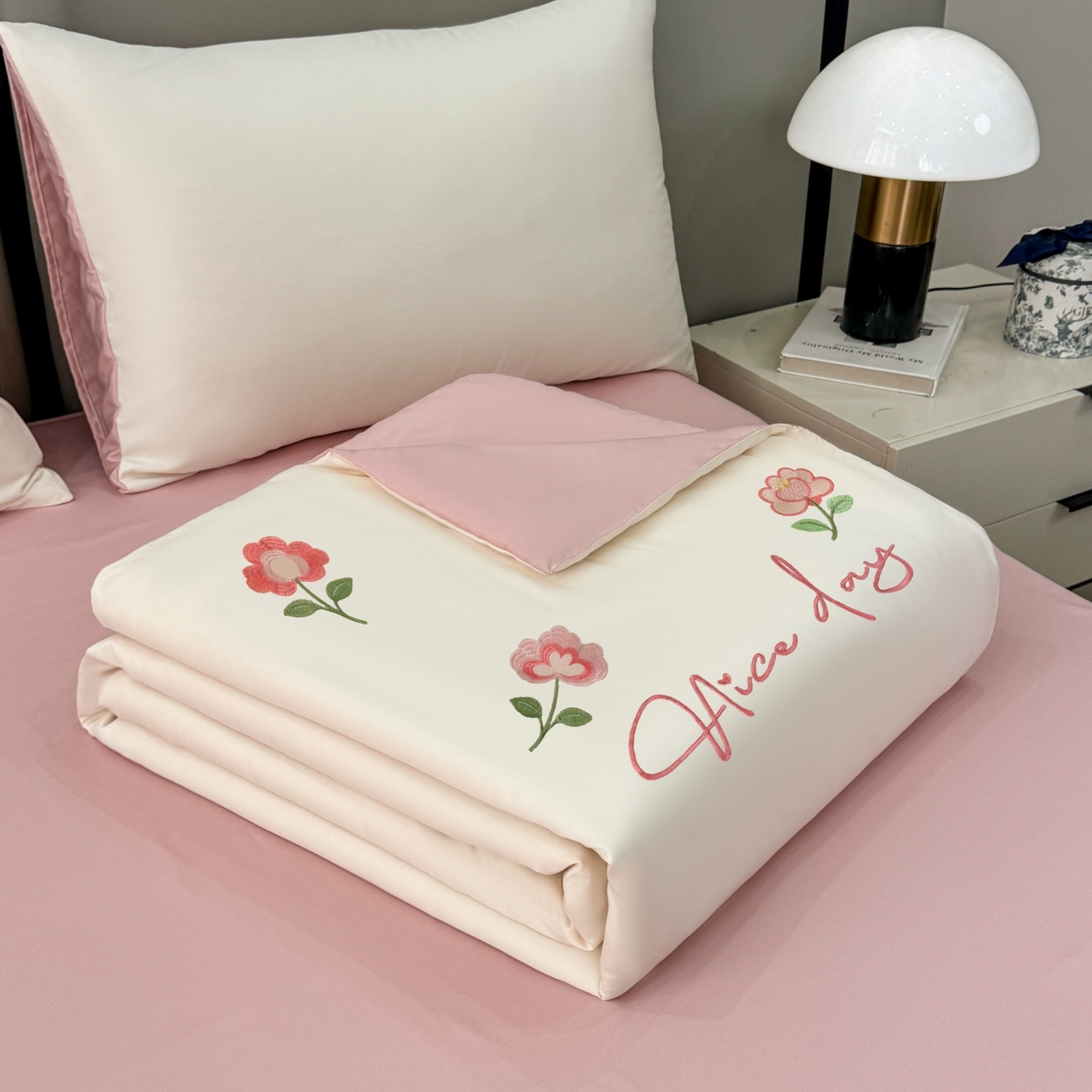 91家纺网 家纺一手货源 找家纺 欢乐季 2026新款A类水洗冰丝满版刺绣夏被夏凉被空调被四件套 花朵-奶白粉