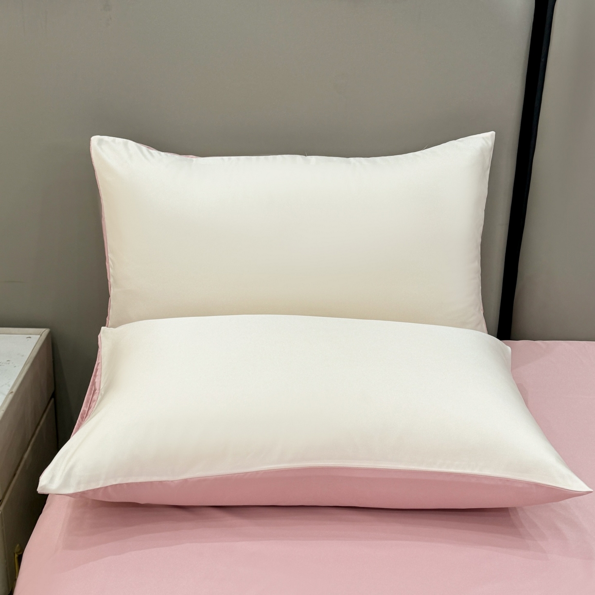 91家纺网 家纺一手货源 找家纺 欢乐季 2026新款A类水洗冰丝满版刺绣夏被夏凉被空调被四件套 花朵-奶白粉