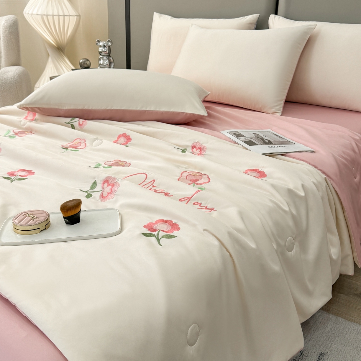 91家纺网 家纺一手货源 找家纺 欢乐季 2026新款A类水洗冰丝满版刺绣夏被夏凉被空调被四件套 花朵-奶白粉