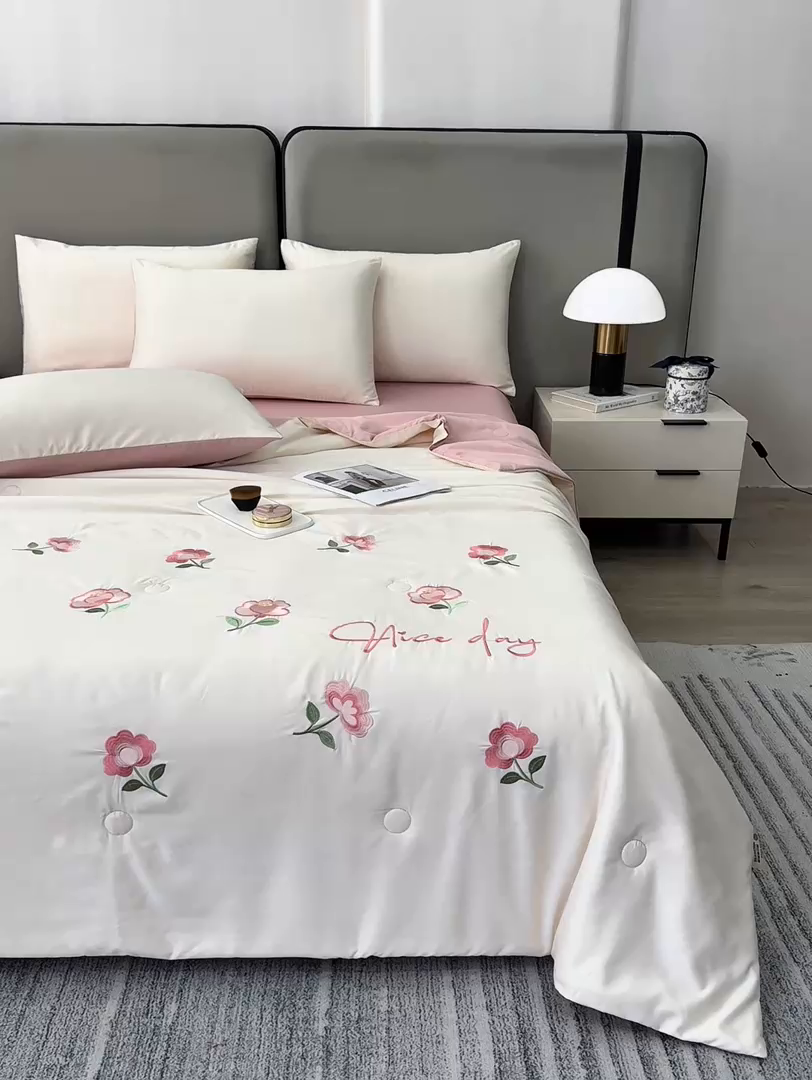 91家纺网 家纺一手货源 找家纺 欢乐季 2026新款A类水洗冰丝满版刺绣夏被夏凉被空调被四件套 花朵-奶白粉