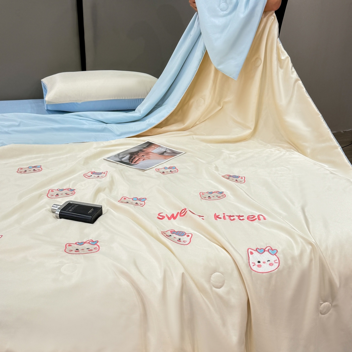 91家纺网 家纺一手货源 找家纺 欢乐季 2026新款A类水洗冰丝满版刺绣夏被夏凉被空调被四件套 猫咪-奶白蓝