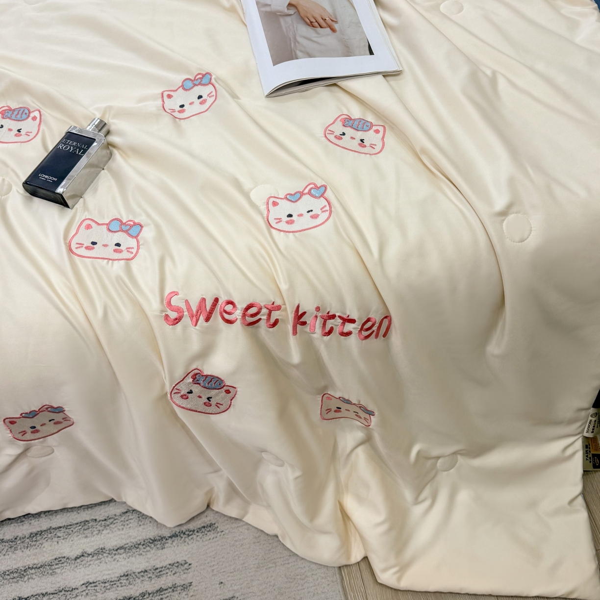 91家纺网 家纺一手货源 找家纺 欢乐季 2026新款A类水洗冰丝满版刺绣夏被夏凉被空调被四件套 猫咪-奶白蓝