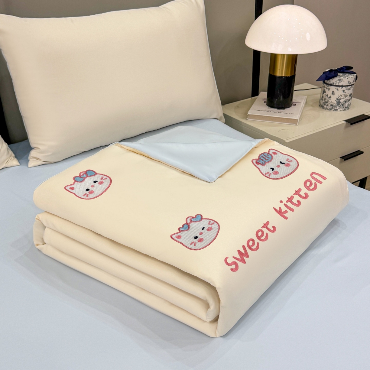 91家纺网 家纺一手货源 找家纺 欢乐季 2026新款A类水洗冰丝满版刺绣夏被夏凉被空调被四件套 猫咪-奶白蓝