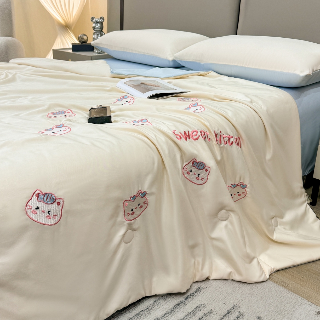 91家纺网 家纺一手货源 找家纺 欢乐季 2026新款A类水洗冰丝满版刺绣夏被夏凉被空调被四件套 猫咪-奶白蓝