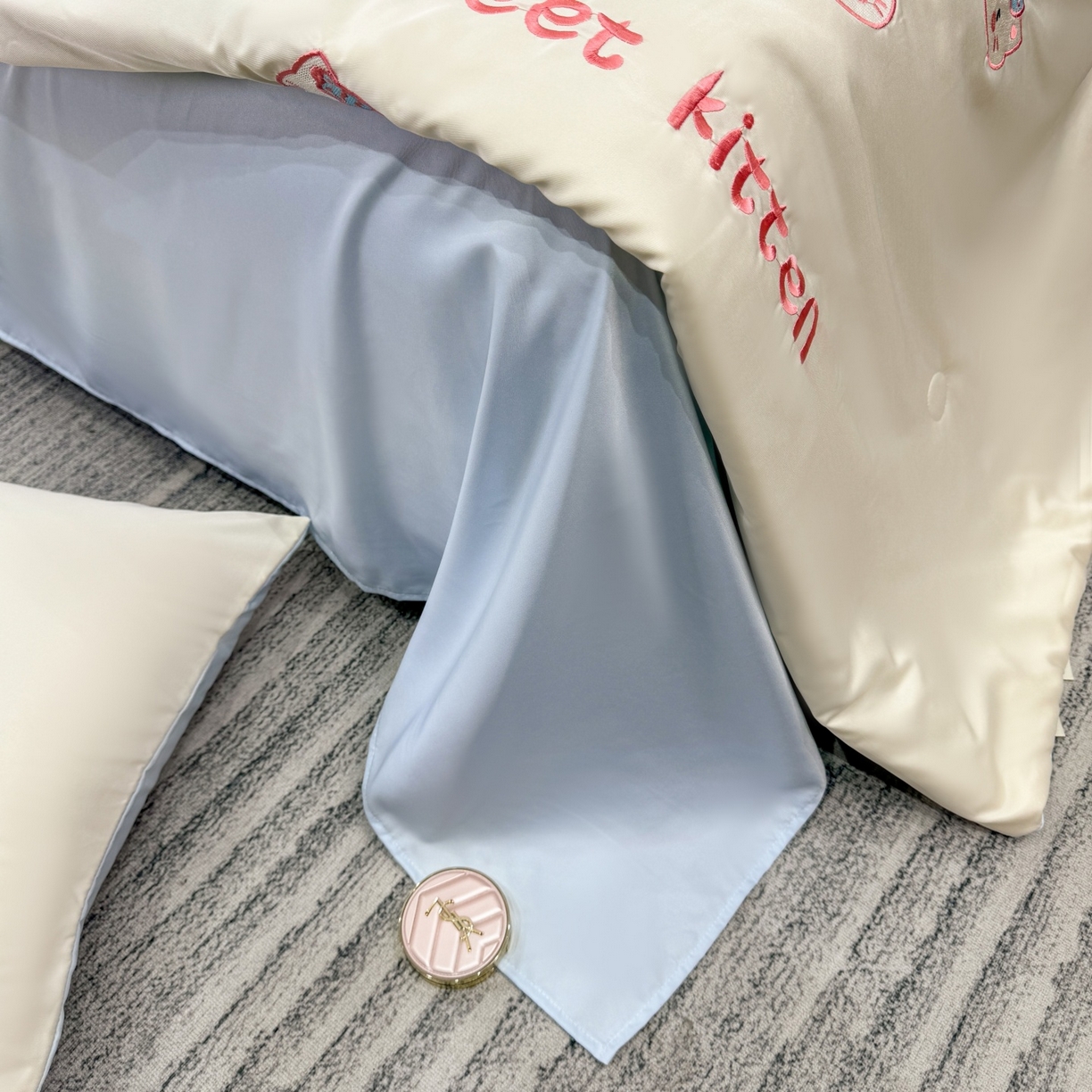 91家纺网 家纺一手货源 找家纺 欢乐季 2026新款A类水洗冰丝满版刺绣夏被夏凉被空调被四件套 猫咪-奶白蓝