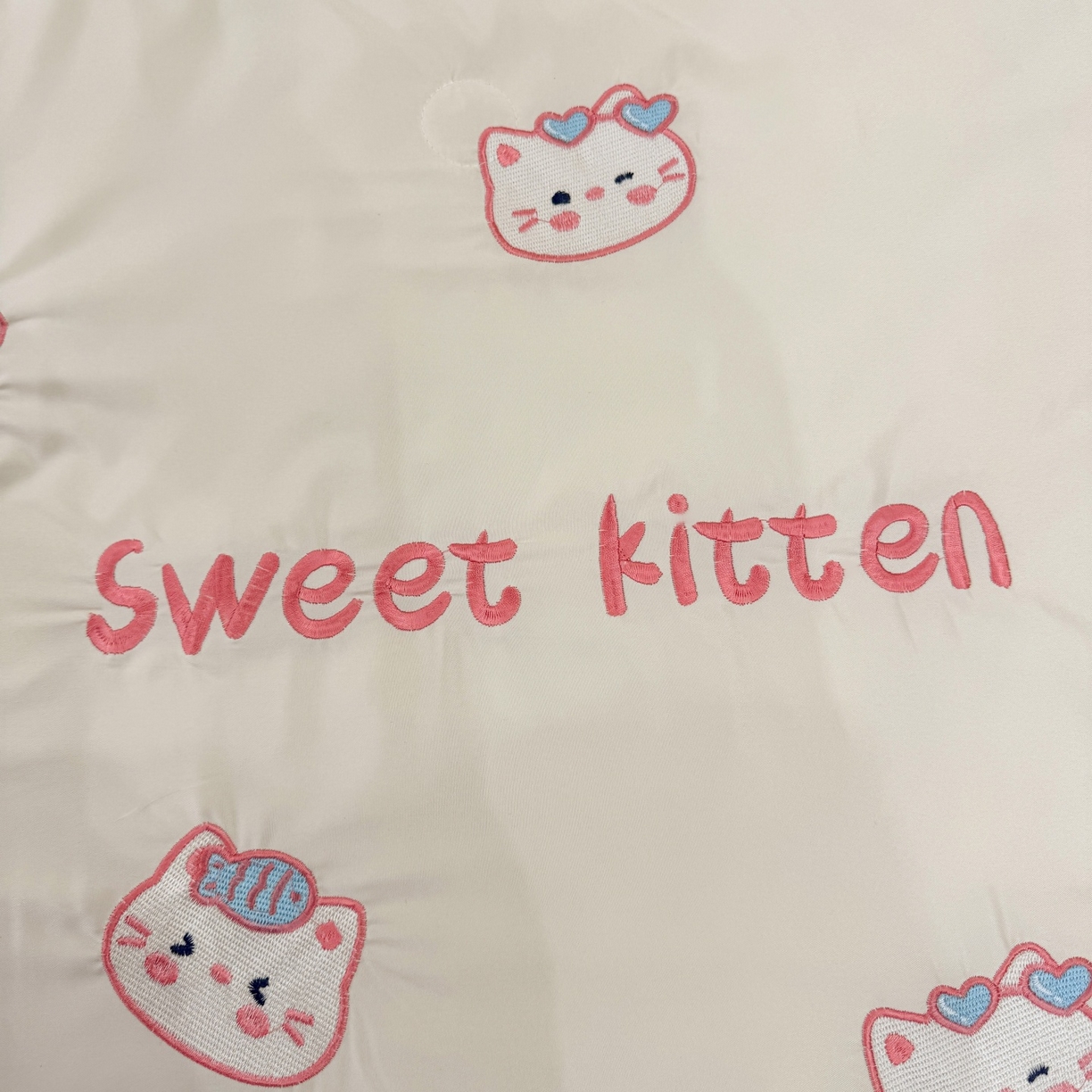 91家纺网 家纺一手货源 找家纺 欢乐季 2026新款A类水洗冰丝满版刺绣夏被夏凉被空调被四件套 猫咪-奶白蓝