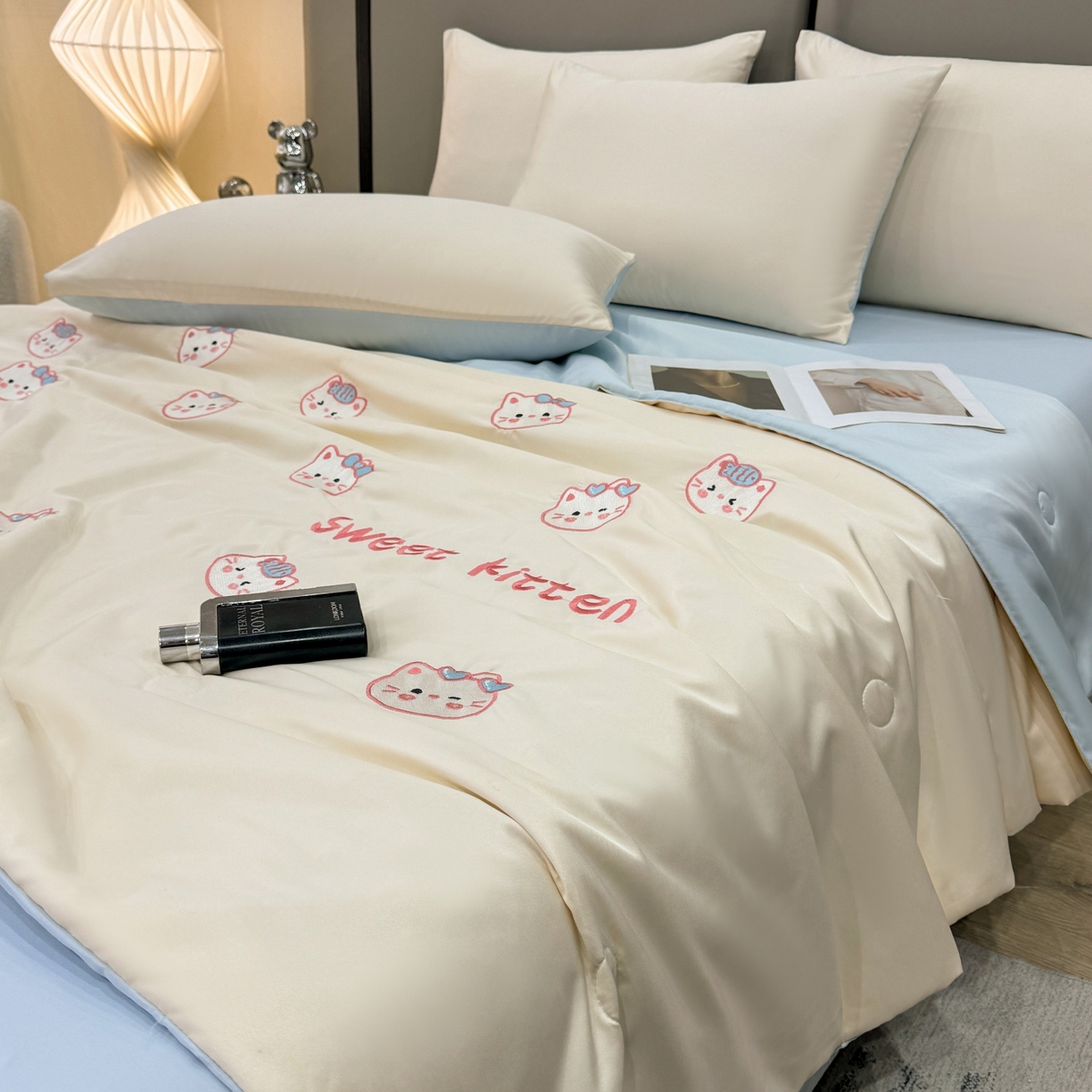 91家纺网 家纺一手货源 找家纺 欢乐季 2026新款A类水洗冰丝满版刺绣夏被夏凉被空调被四件套 猫咪-奶白蓝