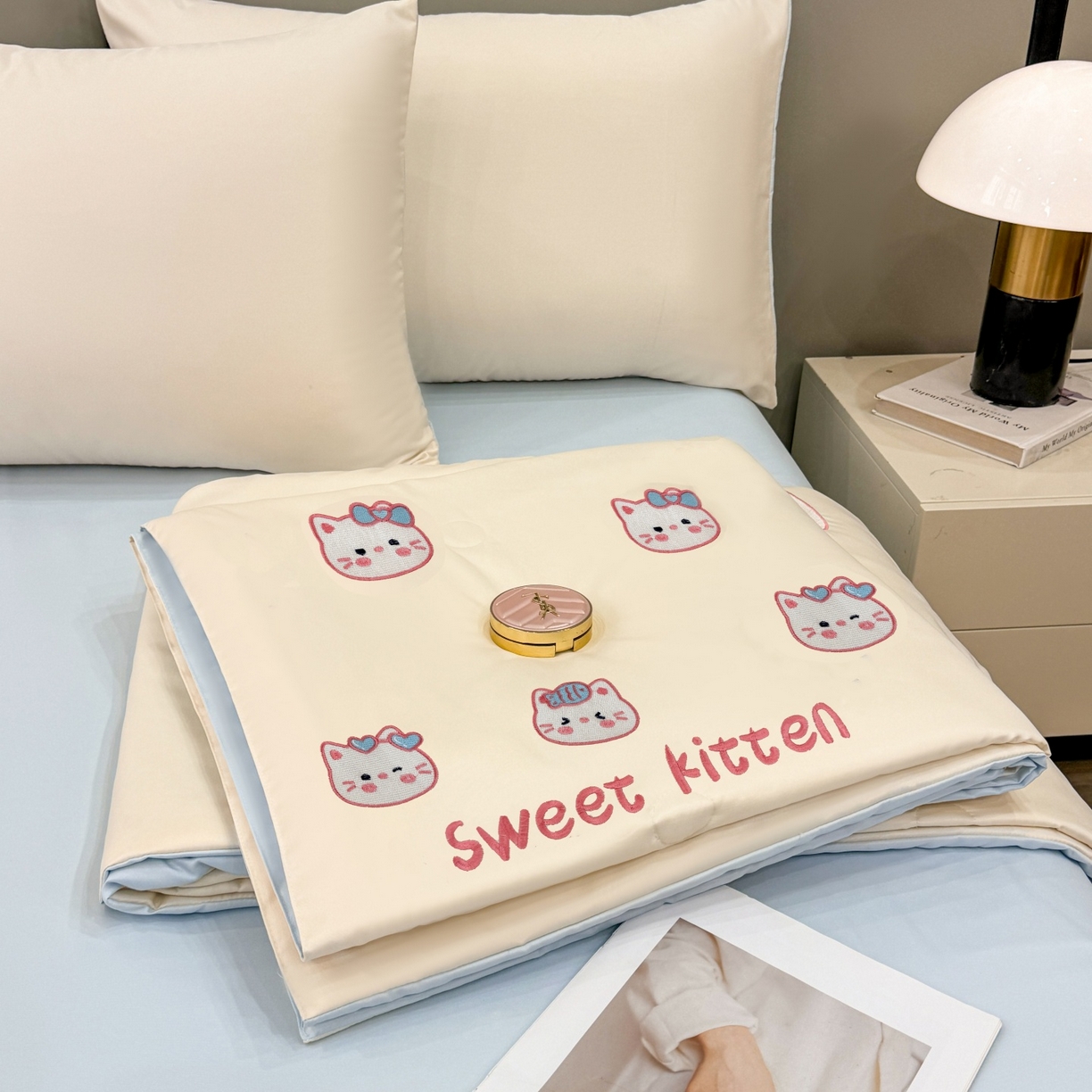 91家纺网 家纺一手货源 找家纺 欢乐季 2026新款A类水洗冰丝满版刺绣夏被夏凉被空调被四件套 猫咪-奶白蓝