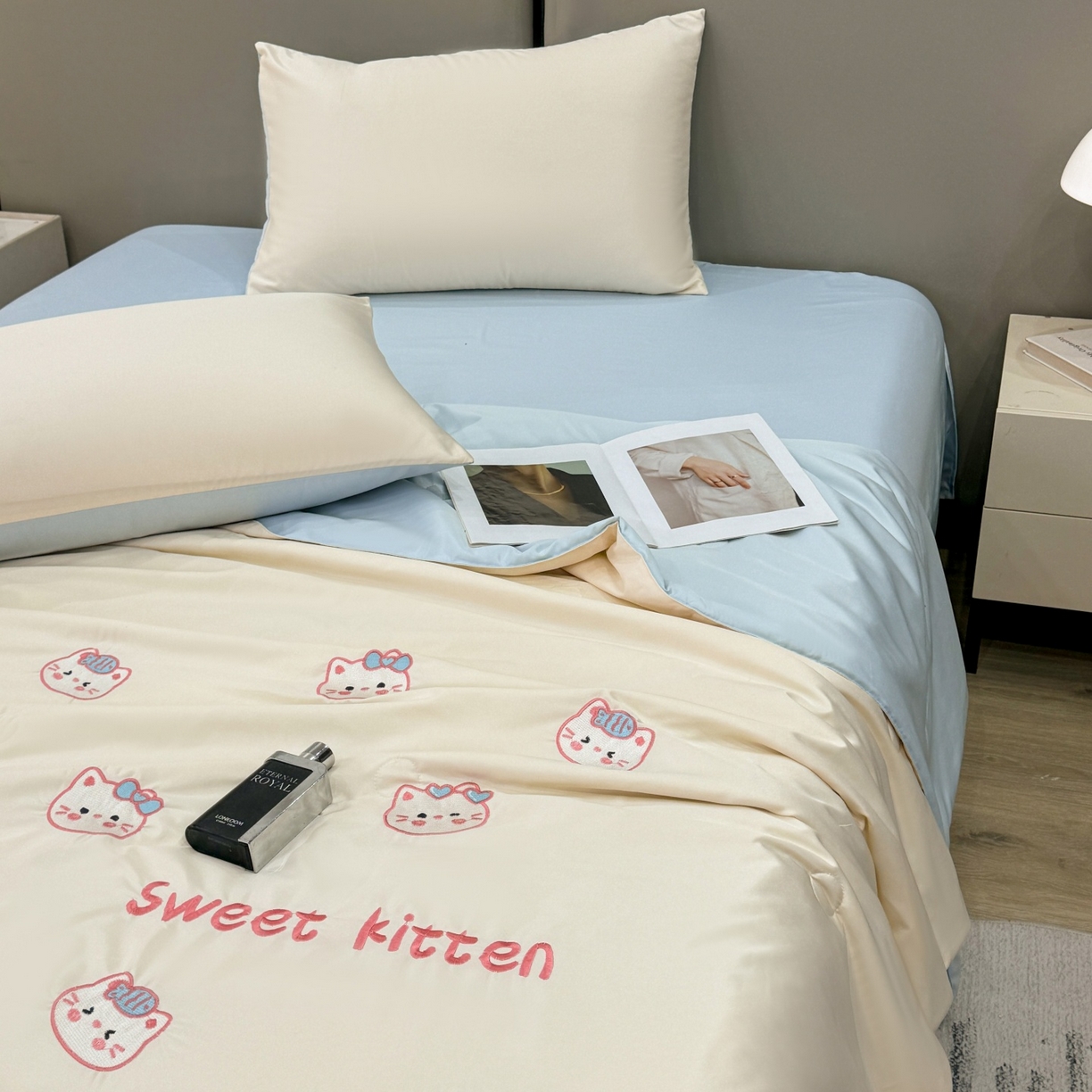 91家纺网 家纺一手货源 找家纺 欢乐季 2026新款A类水洗冰丝满版刺绣夏被夏凉被空调被四件套 猫咪-奶白蓝