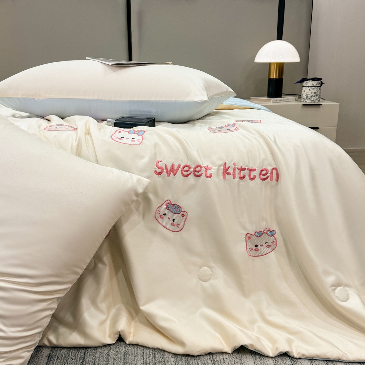 91家纺网 家纺一手货源 找家纺 欢乐季 2026新款A类水洗冰丝满版刺绣夏被夏凉被空调被四件套 猫咪-奶白蓝