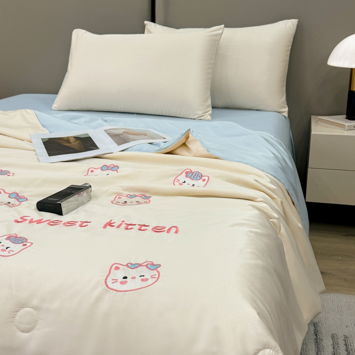 91家纺网 家纺一手货源 找家纺 欢乐季 2026新款A类水洗冰丝满版刺绣夏被夏凉被空调被四件套 猫咪-奶白蓝