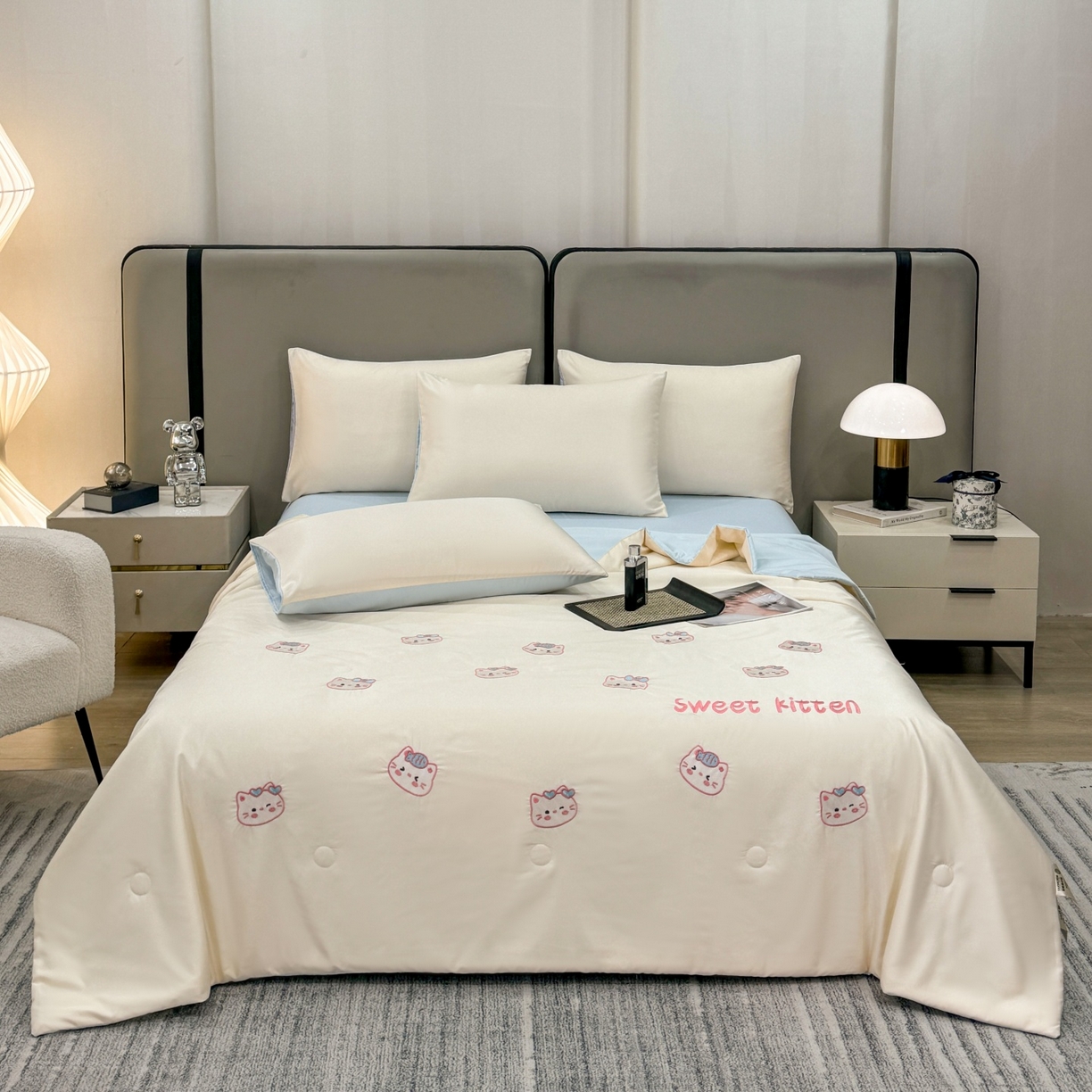 91家纺网 家纺一手货源 找家纺 欢乐季 2026新款A类水洗冰丝满版刺绣夏被夏凉被空调被四件套 猫咪-奶白蓝