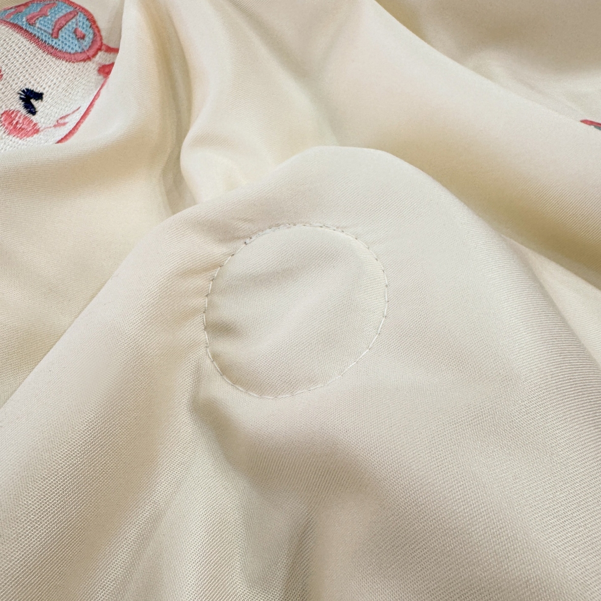 91家纺网 家纺一手货源 找家纺 欢乐季 2026新款A类水洗冰丝满版刺绣夏被夏凉被空调被四件套 猫咪-奶白蓝