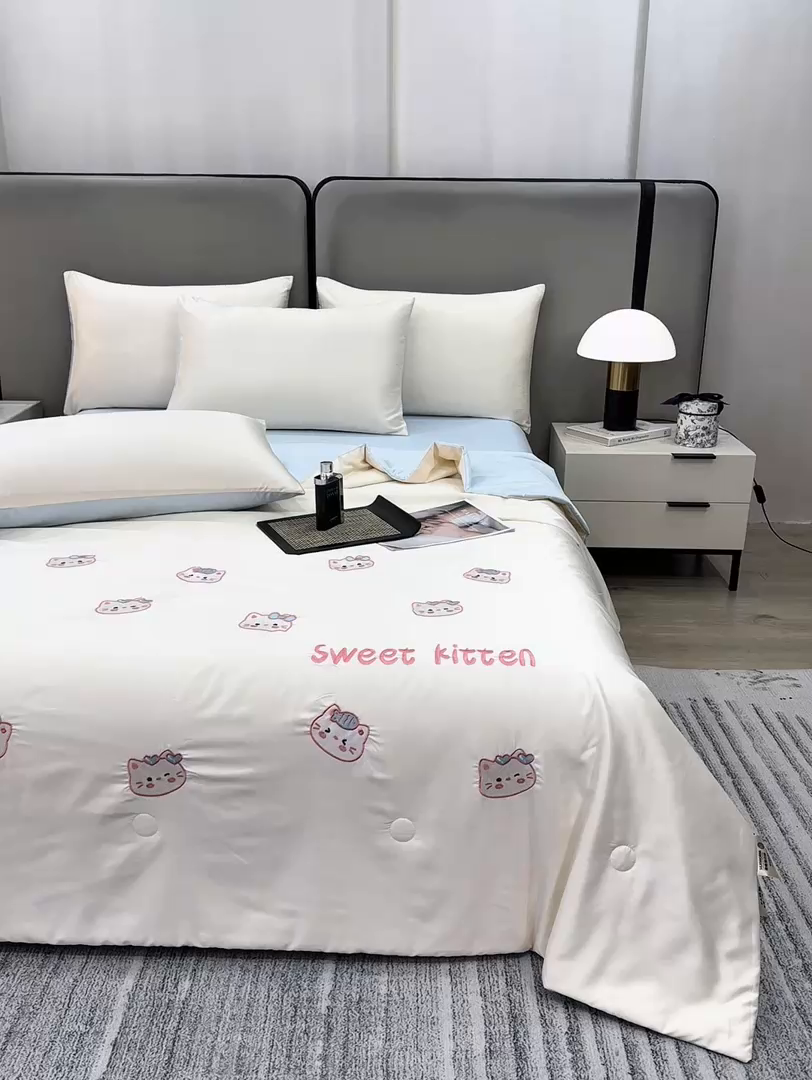 91家纺网 家纺一手货源 找家纺 欢乐季 2026新款A类水洗冰丝满版刺绣夏被夏凉被空调被四件套 猫咪-奶白蓝