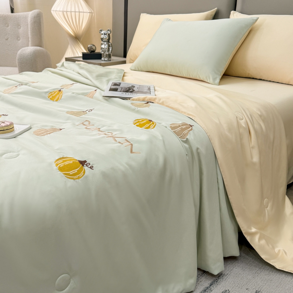 91家纺网 家纺一手货源 找家纺 欢乐季 2026新款A类水洗冰丝满版刺绣夏被夏凉被空调被四件套 南瓜-水果奶黄