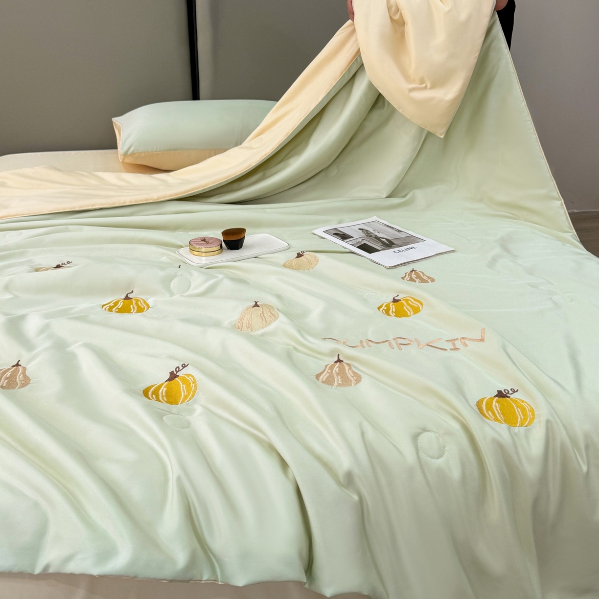91家纺网 家纺一手货源 找家纺 欢乐季 2026新款A类水洗冰丝满版刺绣夏被夏凉被空调被四件套 南瓜-水果奶黄