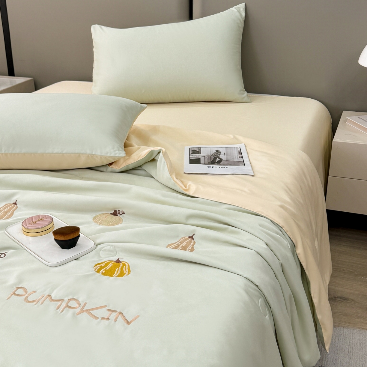 91家纺网 家纺一手货源 找家纺 欢乐季 2026新款A类水洗冰丝满版刺绣夏被夏凉被空调被四件套 南瓜-水果奶黄