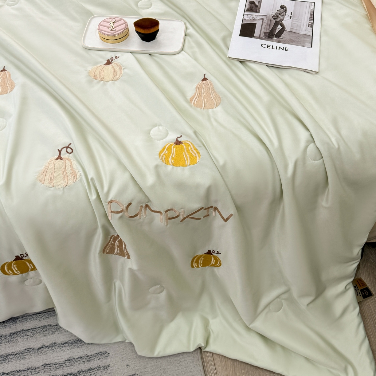 91家纺网 家纺一手货源 找家纺 欢乐季 2026新款A类水洗冰丝满版刺绣夏被夏凉被空调被四件套 南瓜-水果奶黄