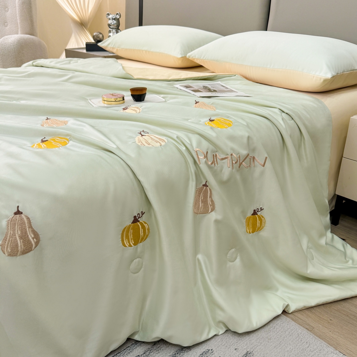 91家纺网 家纺一手货源 找家纺 欢乐季 2026新款A类水洗冰丝满版刺绣夏被夏凉被空调被四件套 南瓜-水果奶黄