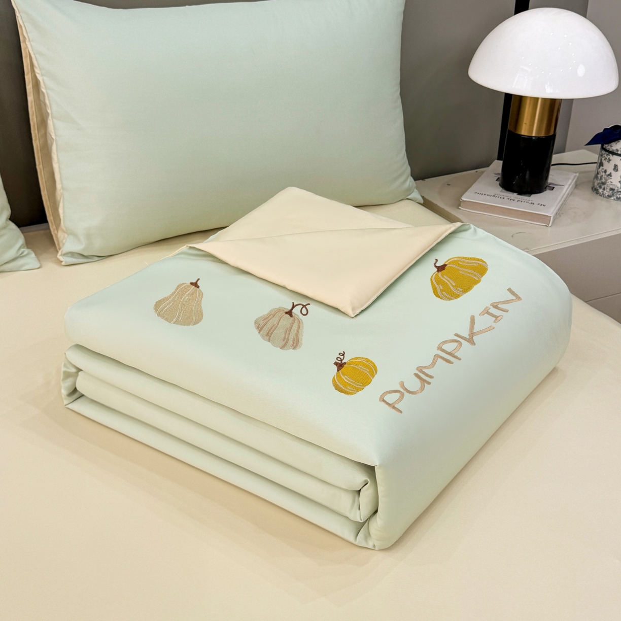 91家纺网 家纺一手货源 找家纺 欢乐季 2026新款A类水洗冰丝满版刺绣夏被夏凉被空调被四件套 南瓜-水果奶黄