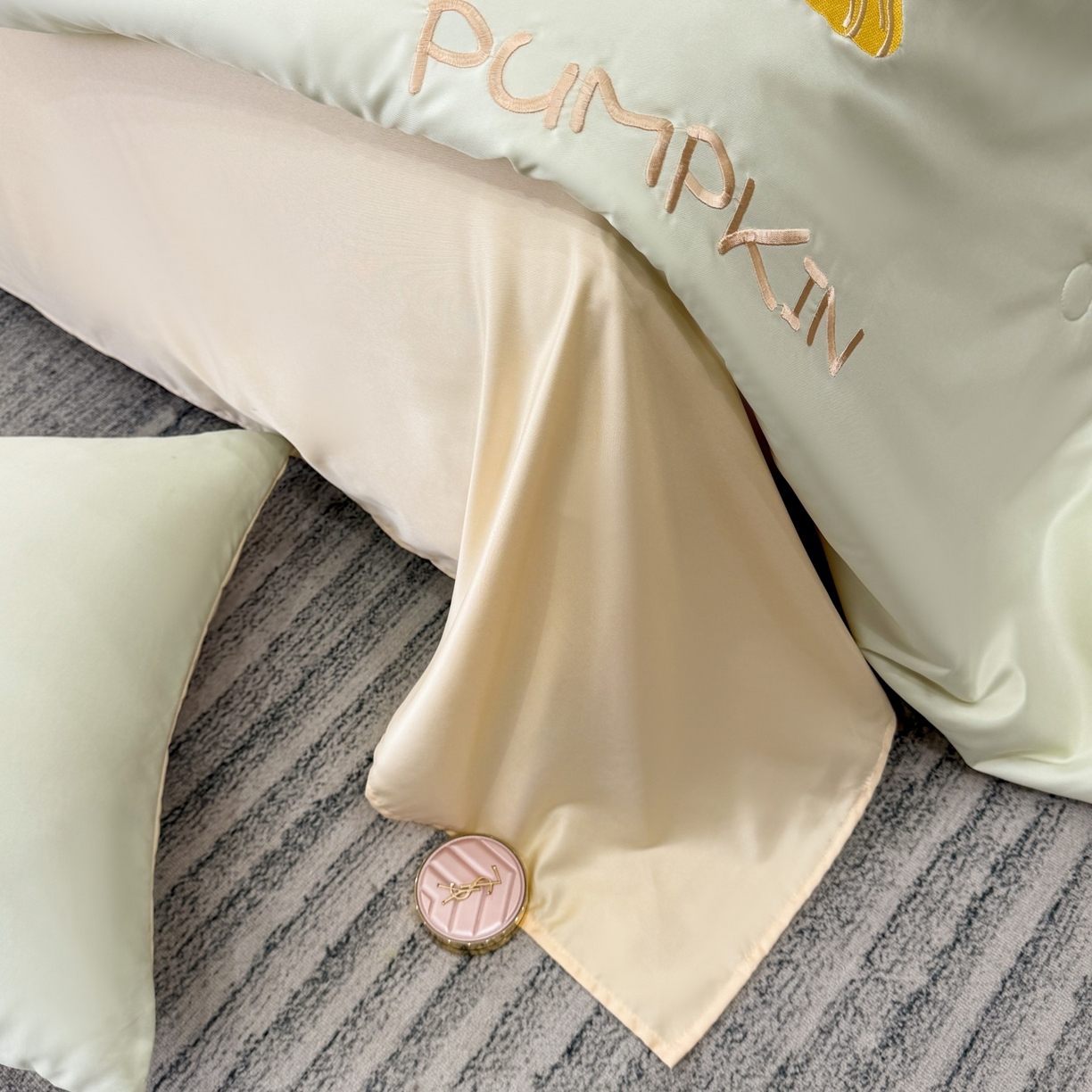 91家纺网 家纺一手货源 找家纺 欢乐季 2026新款A类水洗冰丝满版刺绣夏被夏凉被空调被四件套 南瓜-水果奶黄