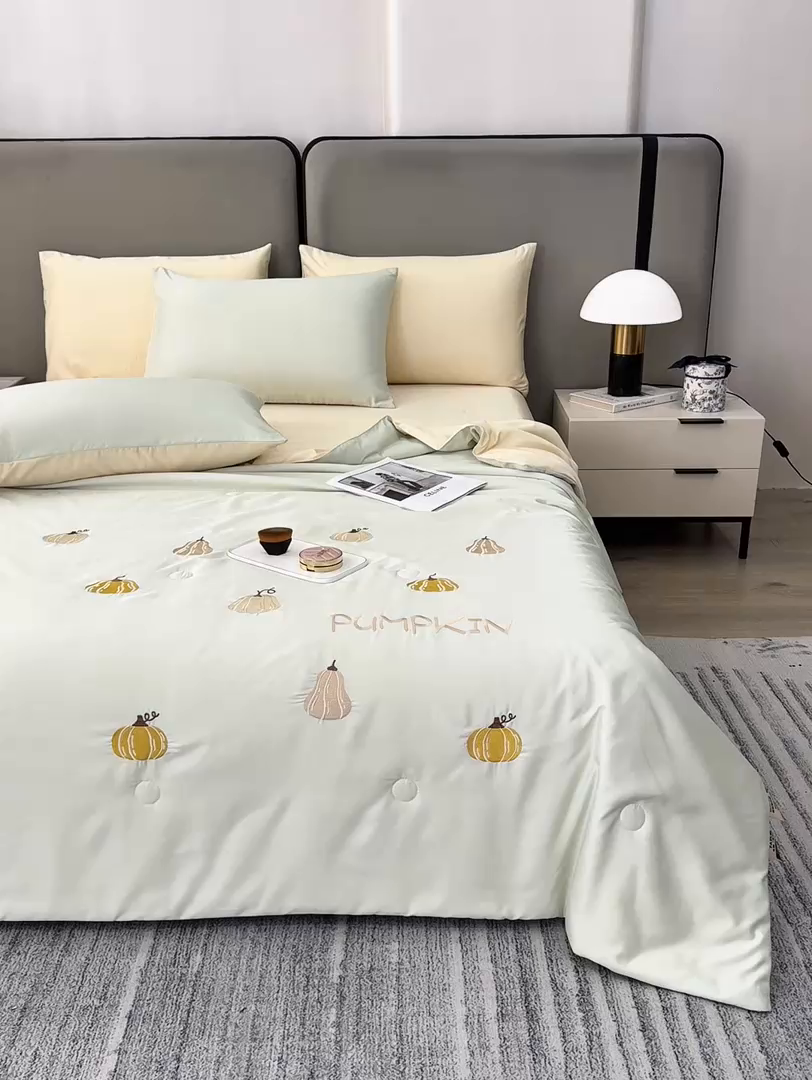 91家纺网 家纺一手货源 找家纺 欢乐季 2026新款A类水洗冰丝满版刺绣夏被夏凉被空调被四件套 南瓜-水果奶黄