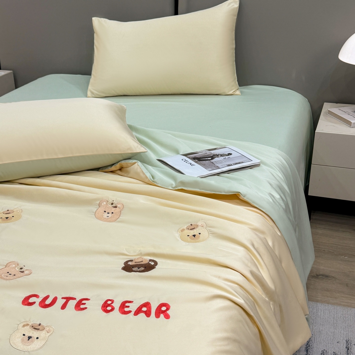 91家纺网 家纺一手货源 找家纺 欢乐季 2026新款A类水洗冰丝满版刺绣夏被夏凉被空调被四件套 小熊-奶黄绿