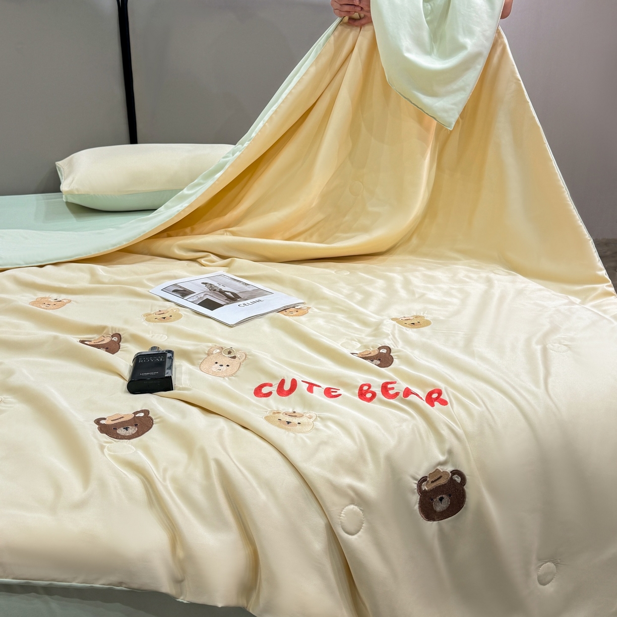 91家纺网 家纺一手货源 找家纺 欢乐季 2026新款A类水洗冰丝满版刺绣夏被夏凉被空调被四件套 小熊-奶黄绿