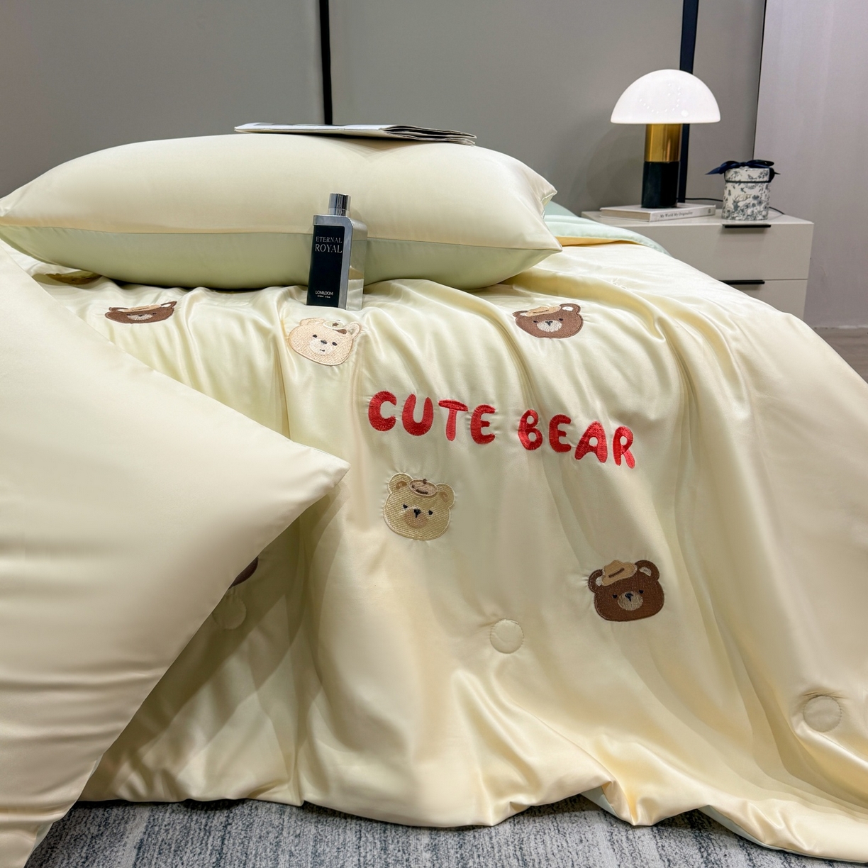 91家纺网 家纺一手货源 找家纺 欢乐季 2026新款A类水洗冰丝满版刺绣夏被夏凉被空调被四件套 小熊-奶黄绿