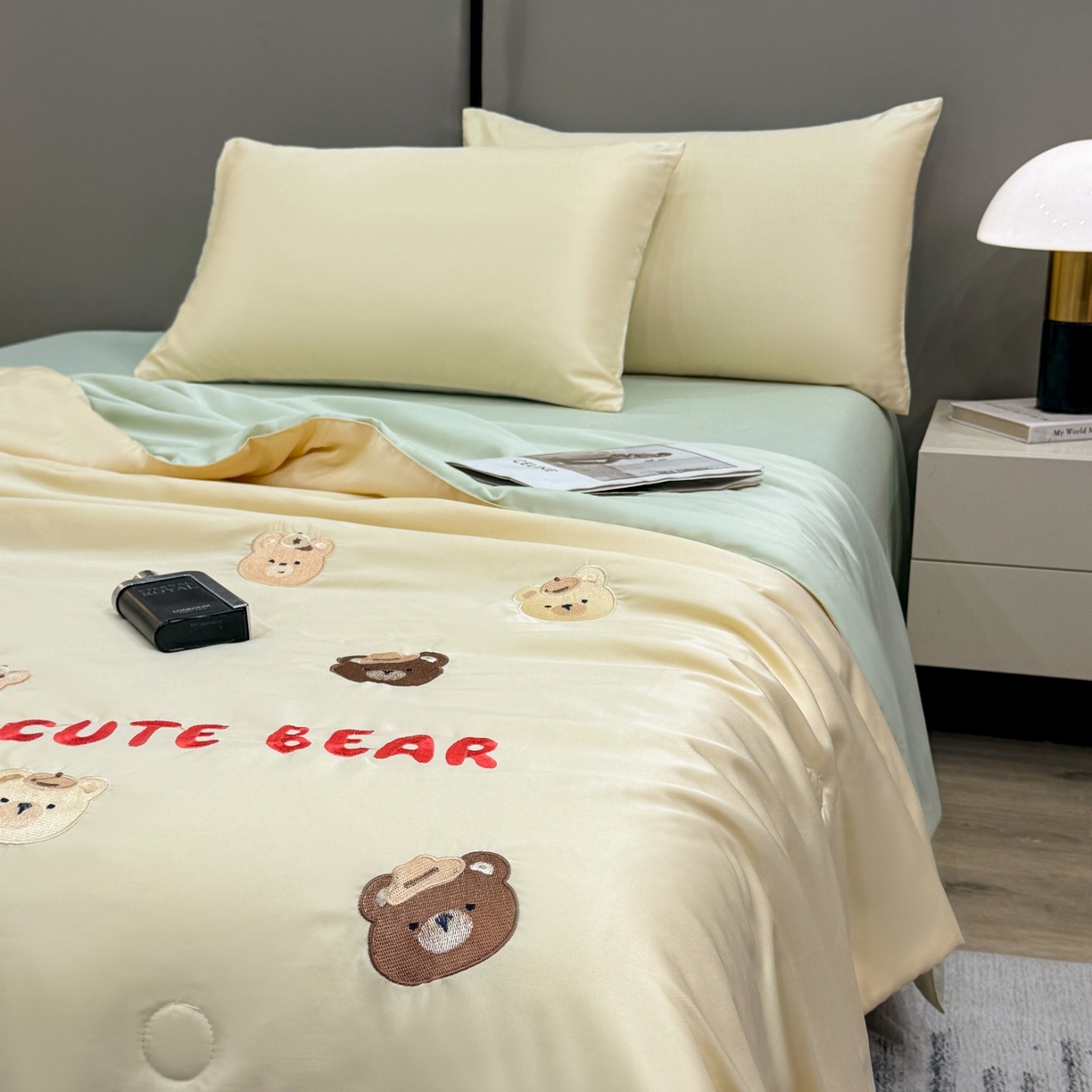 91家纺网 家纺一手货源 找家纺 欢乐季 2026新款A类水洗冰丝满版刺绣夏被夏凉被空调被四件套 小熊-奶黄绿