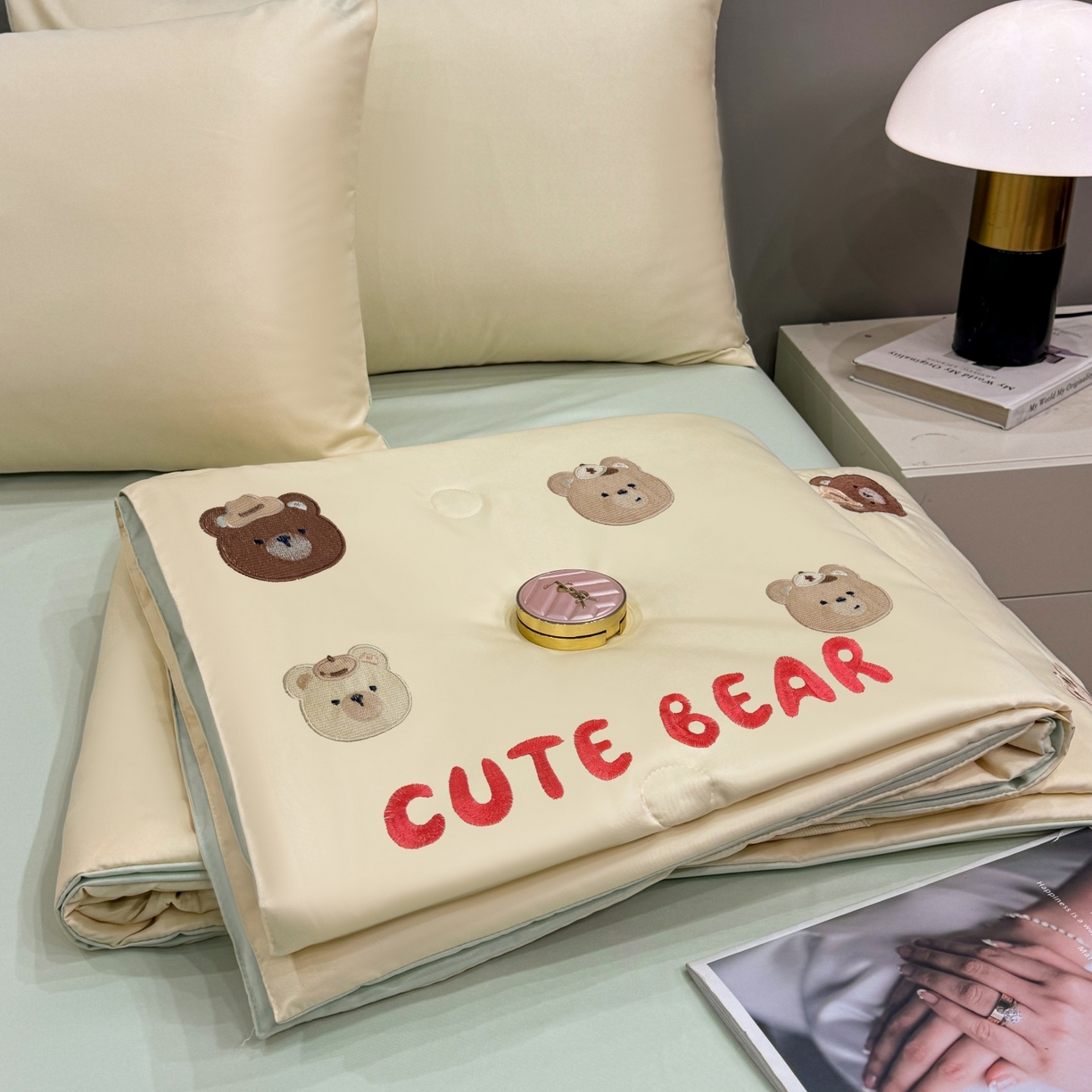 91家纺网 家纺一手货源 找家纺 欢乐季 2026新款A类水洗冰丝满版刺绣夏被夏凉被空调被四件套 小熊-奶黄绿