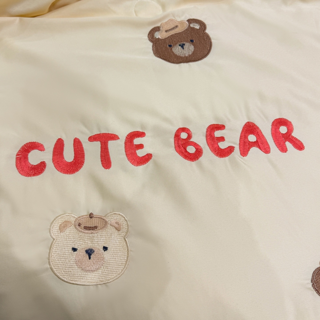 91家纺网 家纺一手货源 找家纺 欢乐季 2026新款A类水洗冰丝满版刺绣夏被夏凉被空调被四件套 小熊-奶黄绿