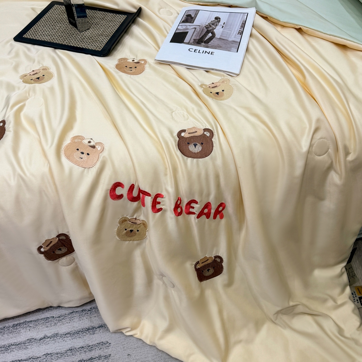 91家纺网 家纺一手货源 找家纺 欢乐季 2026新款A类水洗冰丝满版刺绣夏被夏凉被空调被四件套 小熊-奶黄绿