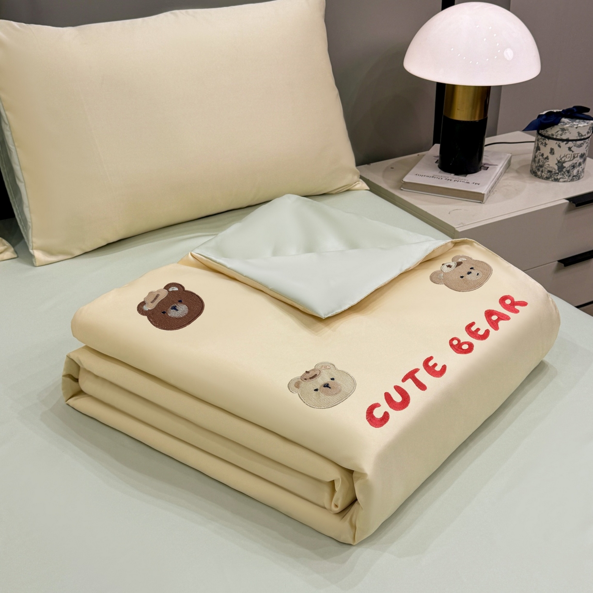 91家纺网 家纺一手货源 找家纺 欢乐季 2026新款A类水洗冰丝满版刺绣夏被夏凉被空调被四件套 小熊-奶黄绿