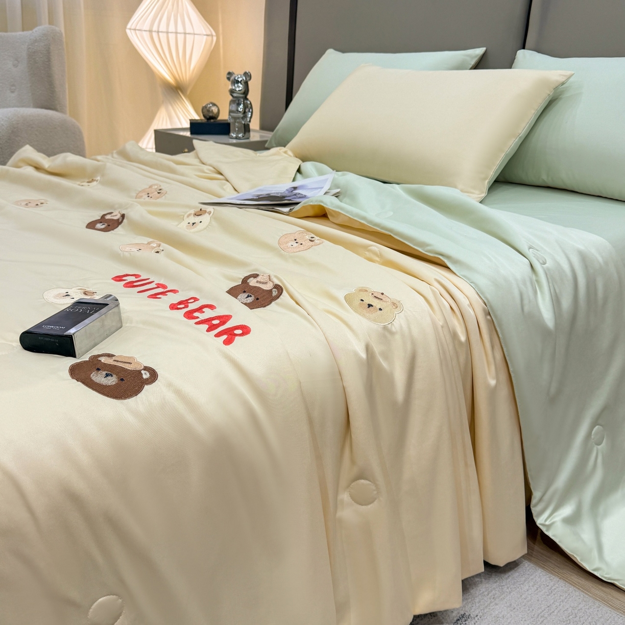 91家纺网 家纺一手货源 找家纺 欢乐季 2026新款A类水洗冰丝满版刺绣夏被夏凉被空调被四件套 小熊-奶黄绿