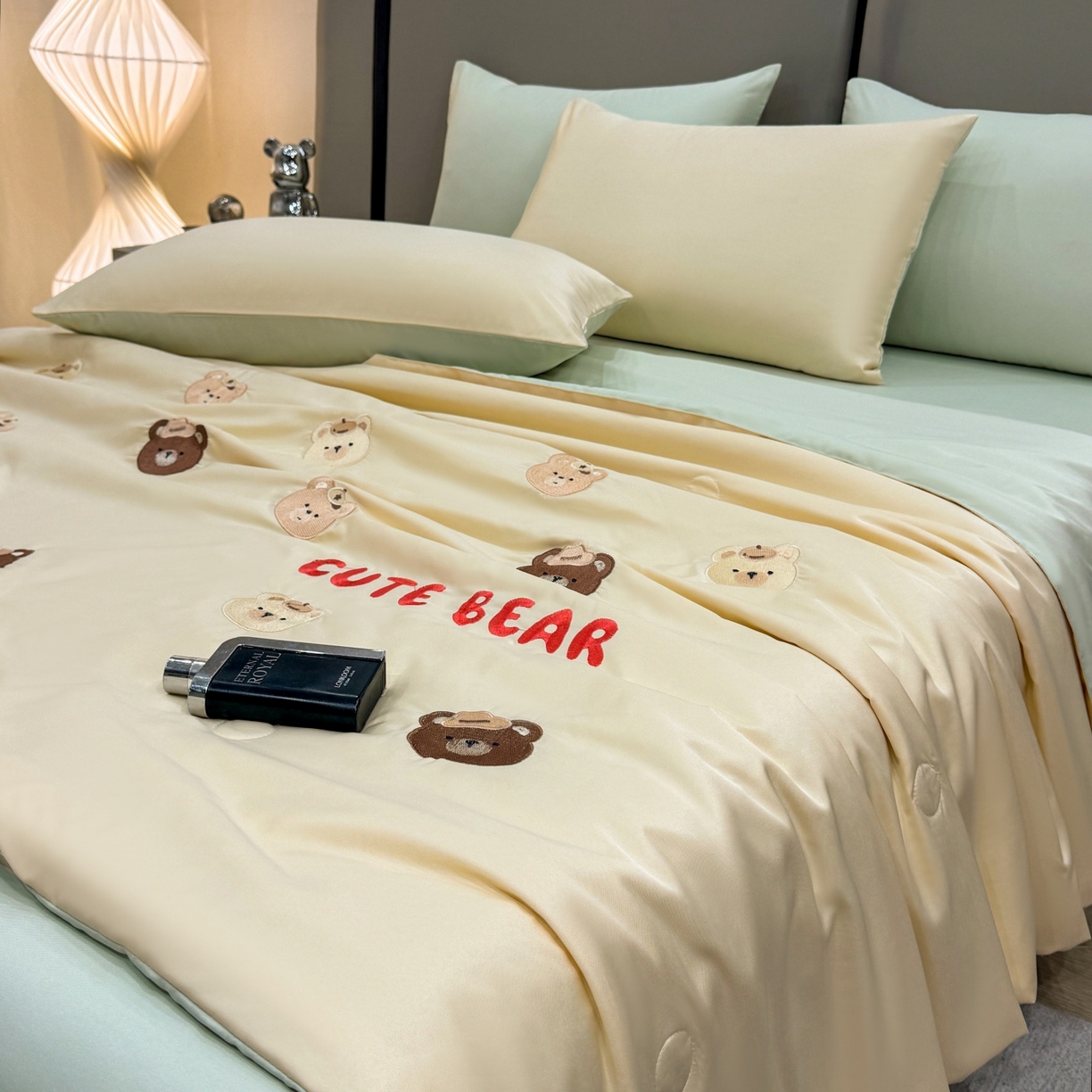 91家纺网 家纺一手货源 找家纺 欢乐季 2026新款A类水洗冰丝满版刺绣夏被夏凉被空调被四件套 小熊-奶黄绿