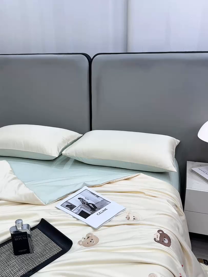 91家纺网 家纺一手货源 找家纺 欢乐季 2026新款A类水洗冰丝满版刺绣夏被夏凉被空调被四件套 小熊-奶黄绿