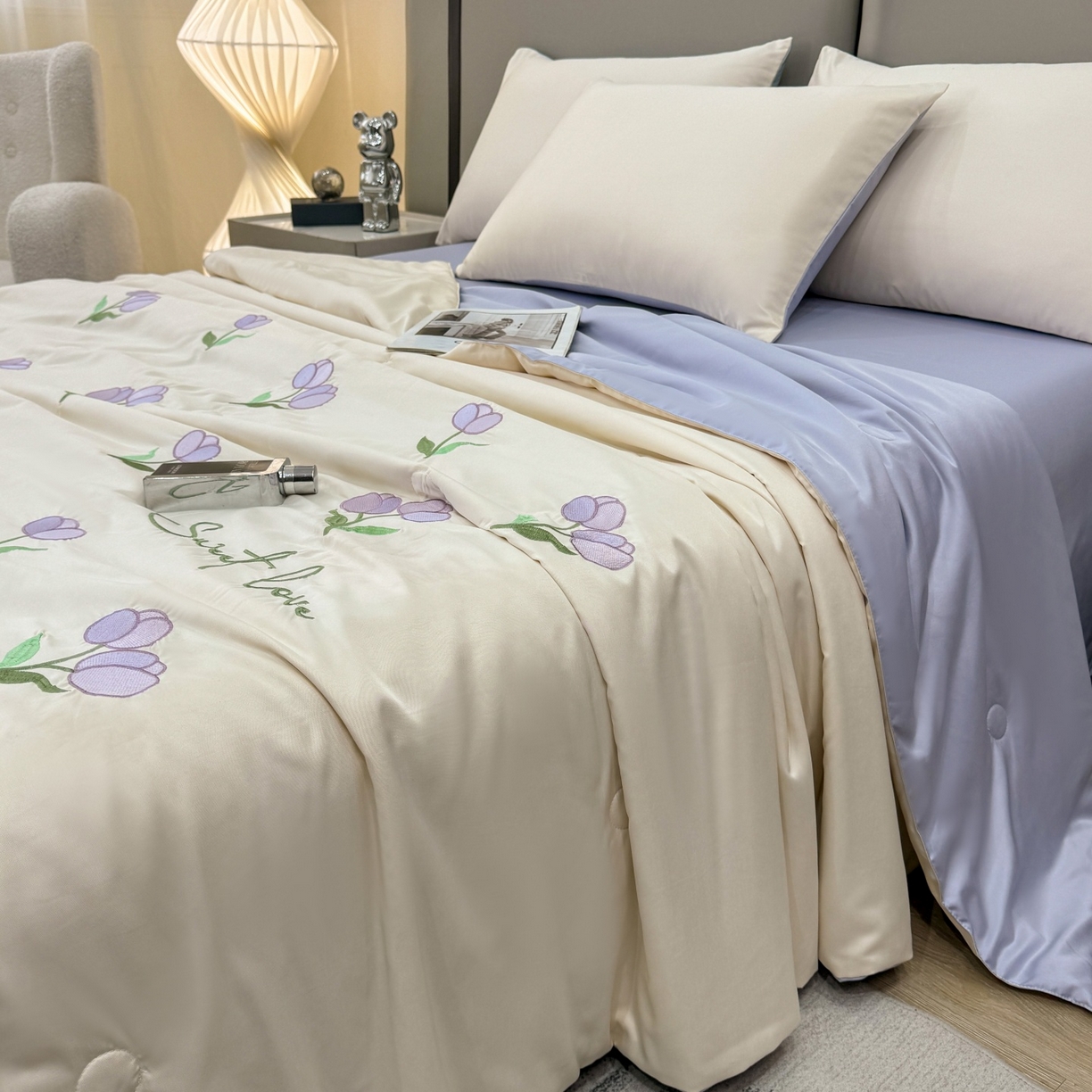 91家纺网 家纺一手货源 找家纺 欢乐季 2026新款A类水洗冰丝满版刺绣夏被夏凉被空调被四件套 郁金香-奶白紫