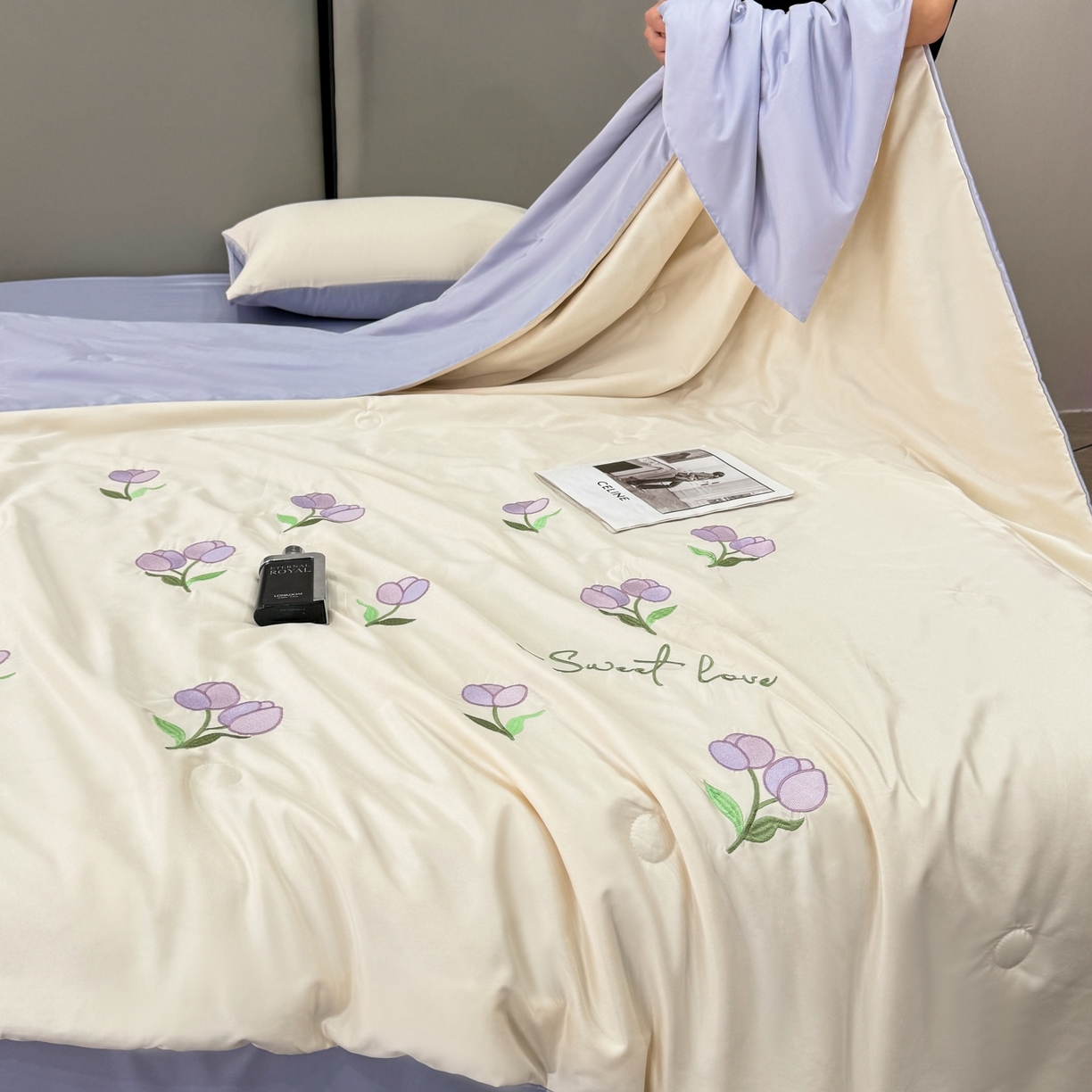 91家纺网 家纺一手货源 找家纺 欢乐季 2026新款A类水洗冰丝满版刺绣夏被夏凉被空调被四件套 郁金香-奶白紫