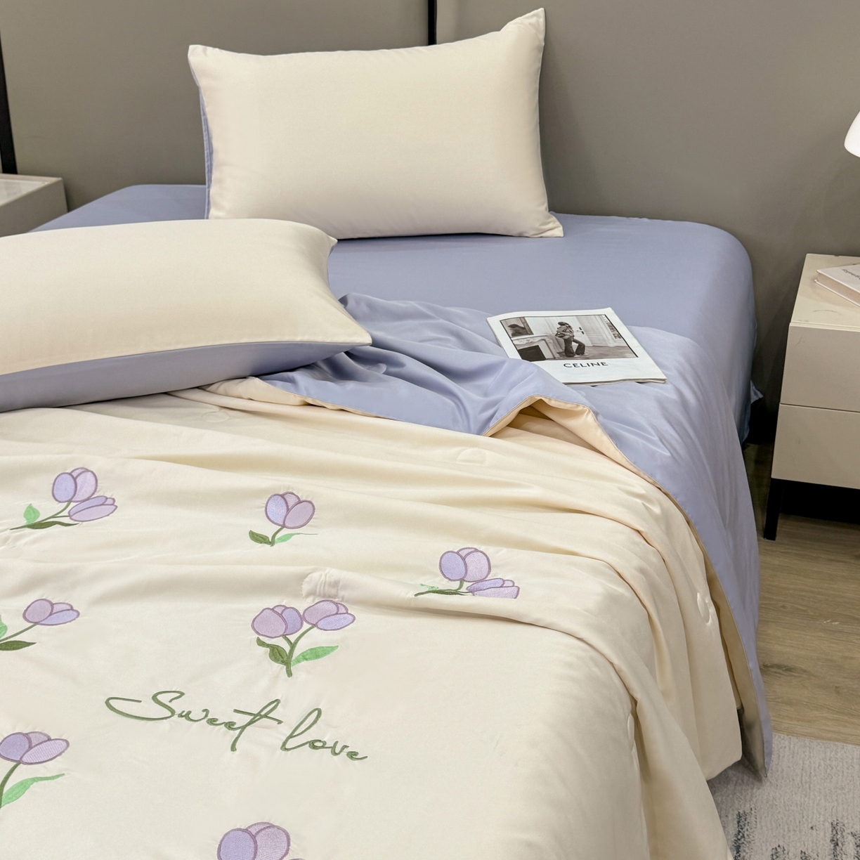 91家纺网 家纺一手货源 找家纺 欢乐季 2026新款A类水洗冰丝满版刺绣夏被夏凉被空调被四件套 郁金香-奶白紫