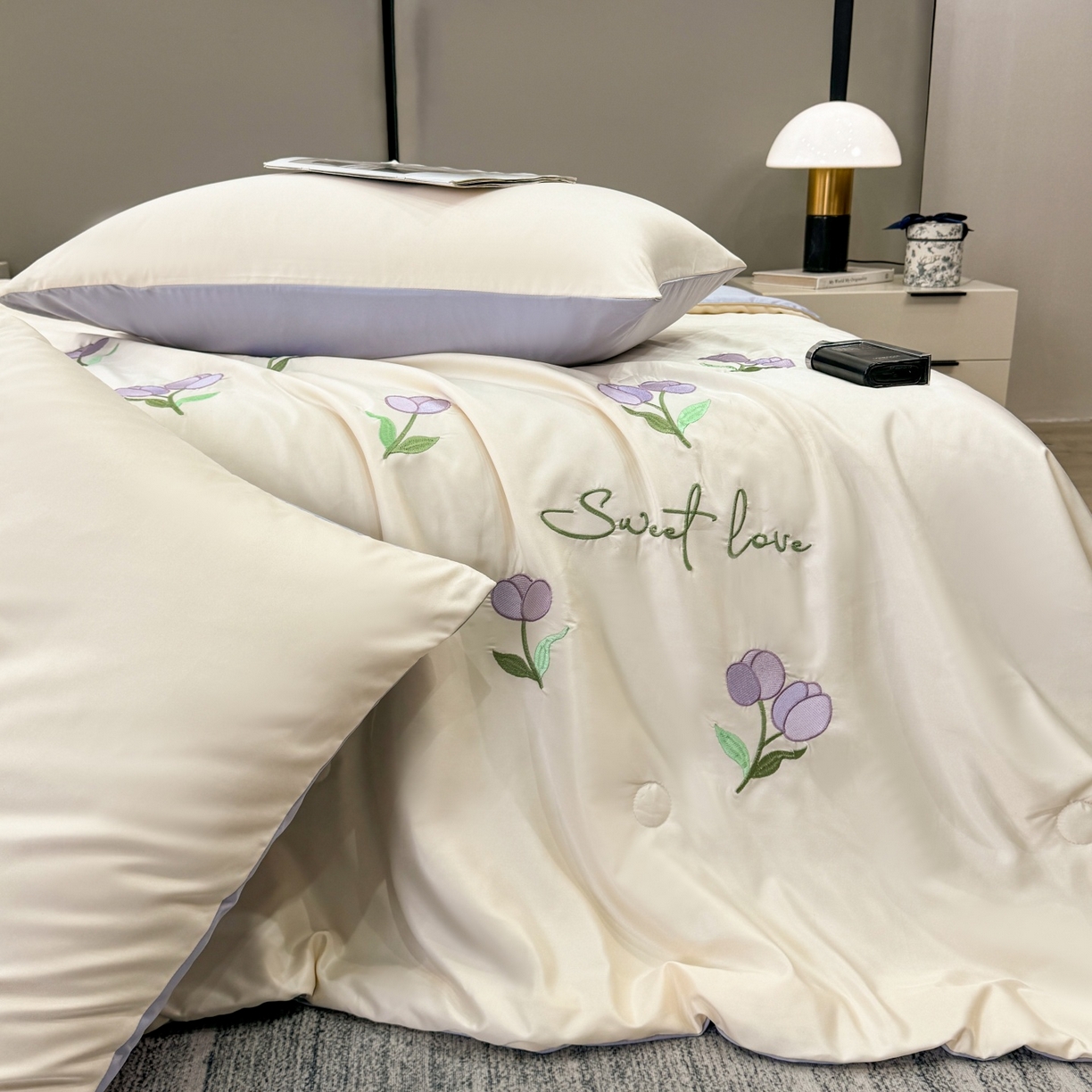 91家纺网 家纺一手货源 找家纺 欢乐季 2026新款A类水洗冰丝满版刺绣夏被夏凉被空调被四件套 郁金香-奶白紫
