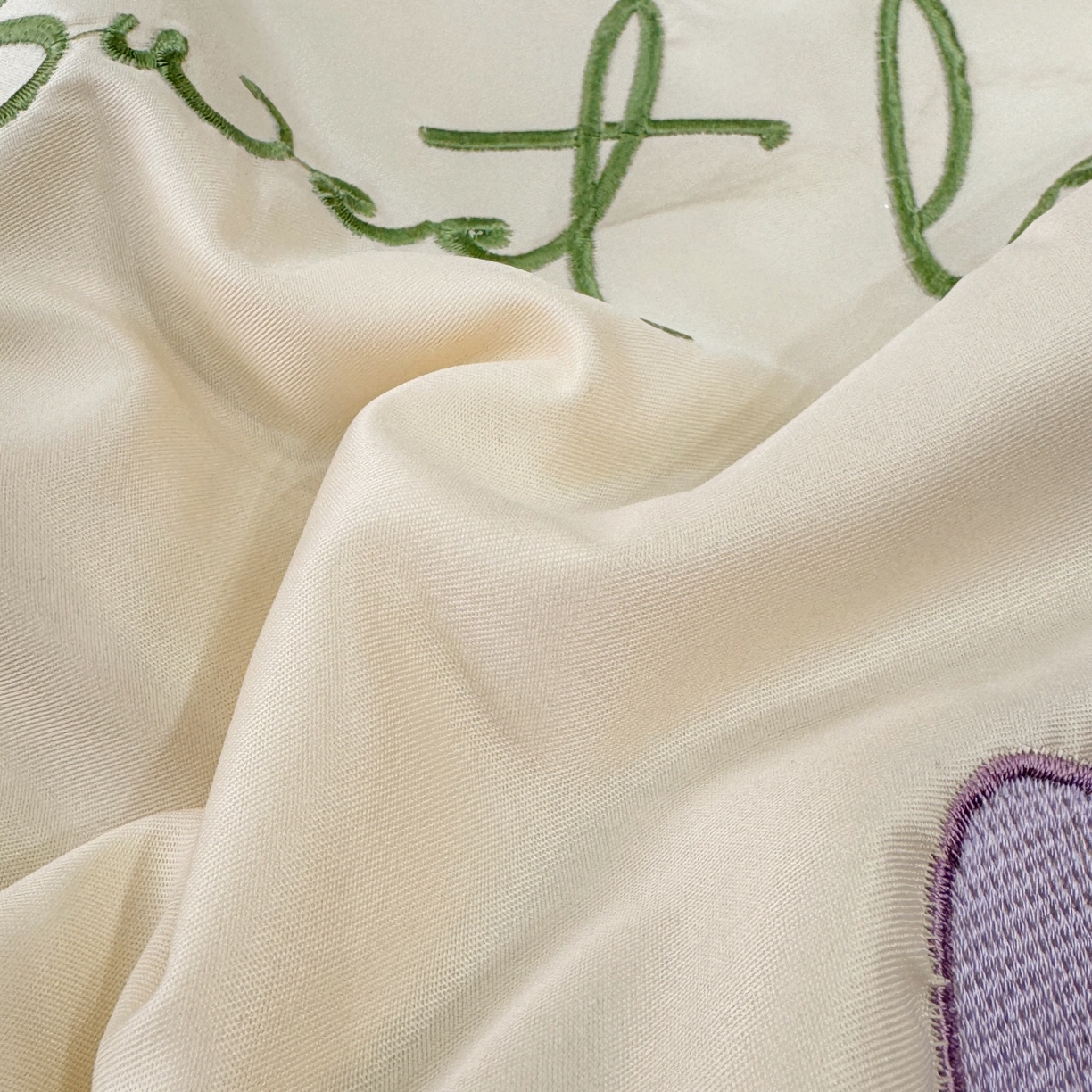 91家纺网 家纺一手货源 找家纺 欢乐季 2026新款A类水洗冰丝满版刺绣夏被夏凉被空调被四件套 郁金香-奶白紫