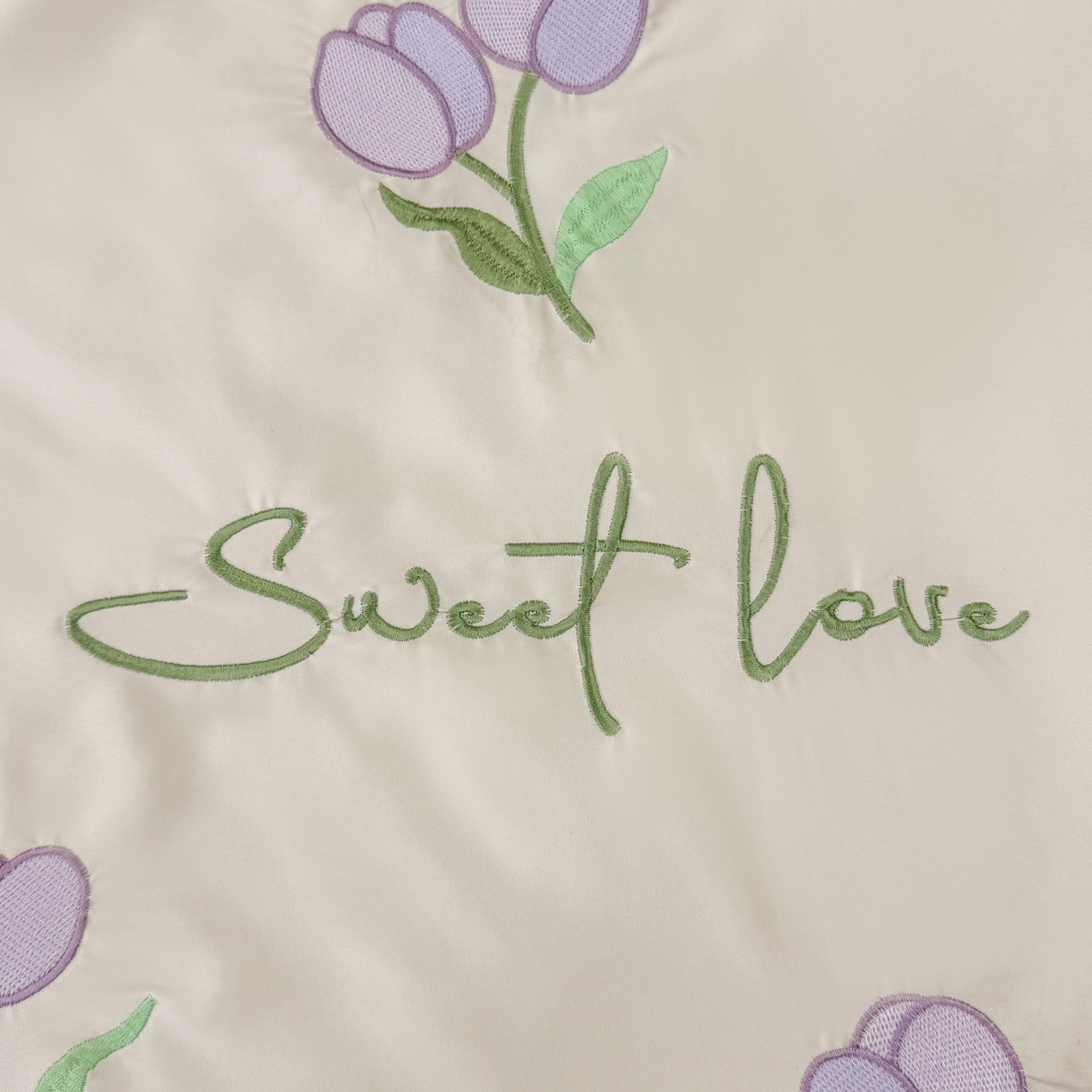 91家纺网 家纺一手货源 找家纺 欢乐季 2026新款A类水洗冰丝满版刺绣夏被夏凉被空调被四件套 郁金香-奶白紫