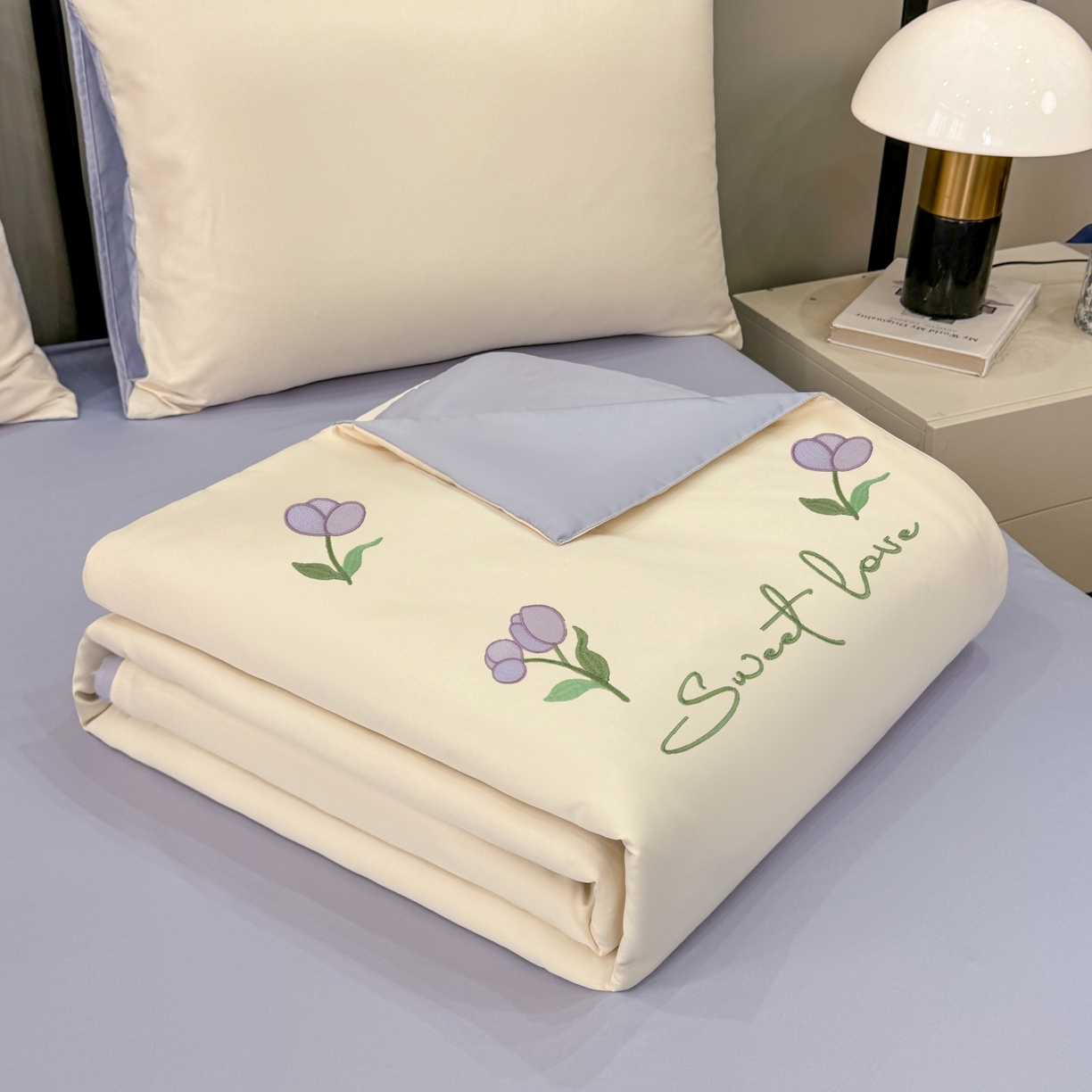 91家纺网 家纺一手货源 找家纺 欢乐季 2026新款A类水洗冰丝满版刺绣夏被夏凉被空调被四件套 郁金香-奶白紫